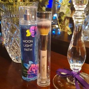 NWT Bundle set "It" foundation brush and Bath & Body mist.